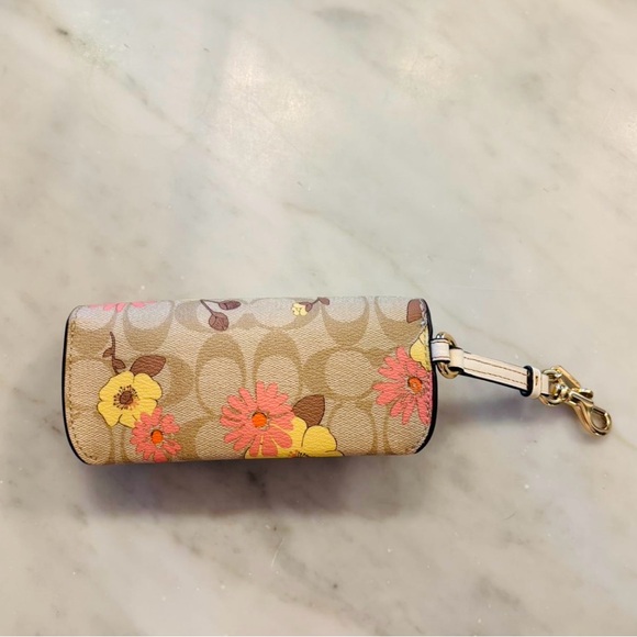 COACH SUNGLASS CASE IN SIGNATURE CANVAS FLORAL PRINT - Picture 2 of 3